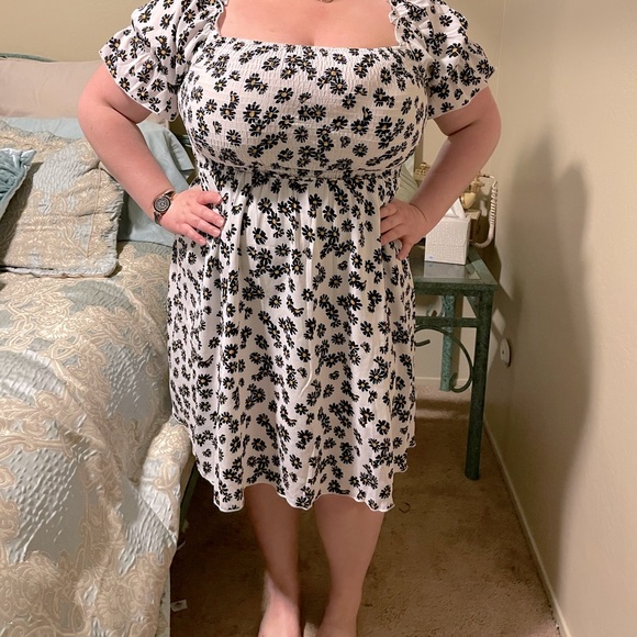 SHEIN Dresses & Skirts - SHEIN 0XL FLATTERING White & Black Floral Dress